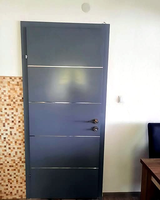 Antracit sobna vrata sa inox lajsnama