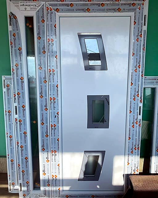 Bijela PVC ulazna vrata sa staklenim umecima i bočnim staklom